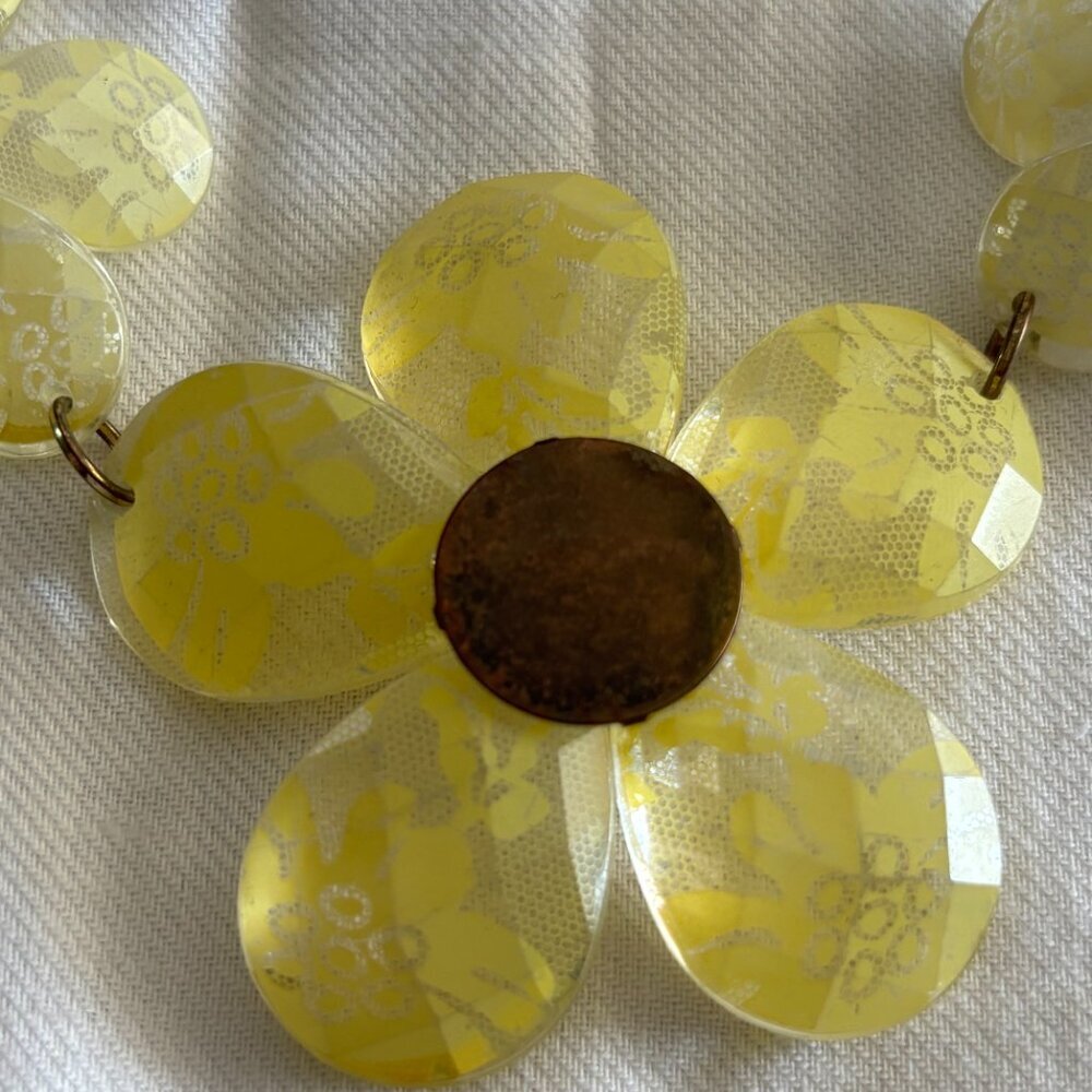 Yellow Acrylic Flower Statement Necklace Crystal Centers Gold Chain - Picture 4 of 6